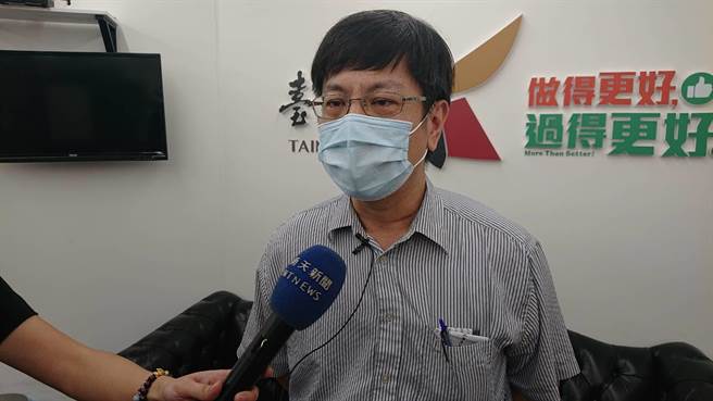 台南市经发局主秘王俊博对于芦竹沟反对太阳光电自救会澄清的情绪话，表示指会尊重网路意见，但不会曲解居民。（程炳璋摄）