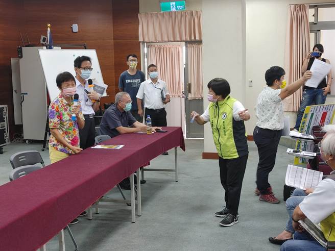 彰化田尾城镇之心计画延宕疑云越演越烈， 30日上午县府在田尾公所召开说明会，但说明会现场俨然成为蓝绿民代厮杀战场，双方各说各话场面尷尬，有民眾气愤起身抨击，也有人无奈提早离席。(吴建辉摄)