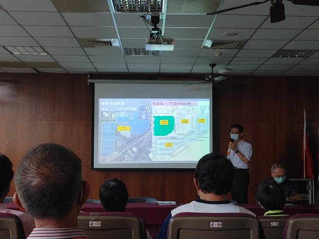 城观处长田飞鹏解释，与工程包商解约的原因，是出于包商未积极施工，县府已经给榆机会展延工期，但派工执行情况仍然不佳。(吴建辉摄)