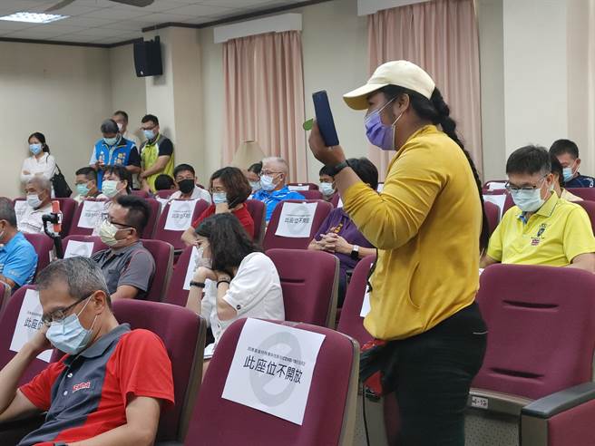 现场情况紧张，民眾看不下去起身叫骂。(吴建辉摄)