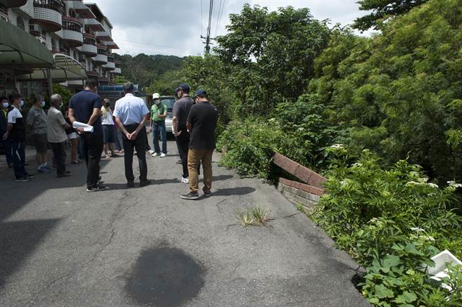 台中市外埔区明山社区巷道坍塌、围墙倾倒，住户无力负担修復费用。（王文吉摄）
