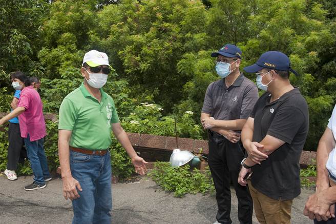 台中市议员吴敏济接获明山社区住户陈情，邀集相关单位会勘解决路坍墙倒问题。（王文吉摄）