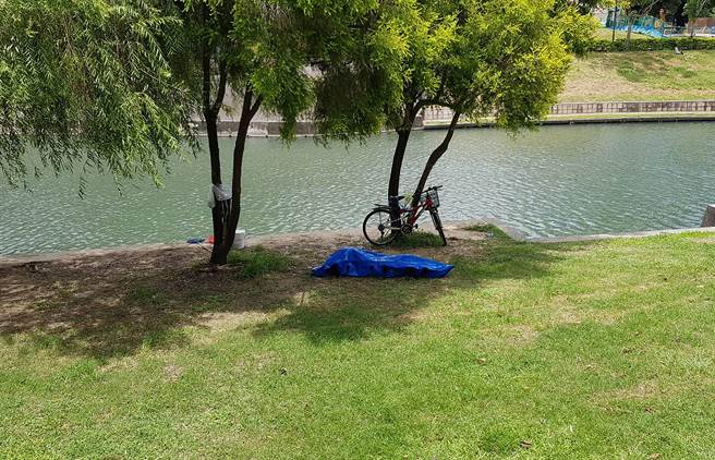 东奥轻艇训练基地，30日上午惊现浮尸，大里57岁林姓男子，被发现溺毙，其脚踏车、钓竿都还在岸边。（民眾提供／黄国峰台中传真）