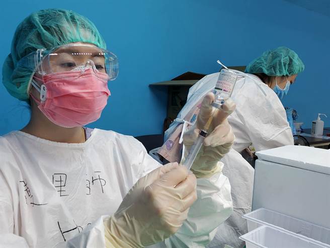 全云林县府将组成「疫苗登记服务队」到各村里办公处协助不会网路登记的老人家预约第二剂。（周丽兰摄）