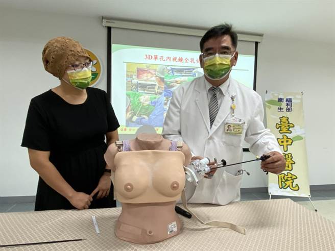 乳癌患者许小姐（左）经台中医院妇女保健中心主任唐于雄透过「单孔内视镜微创整形手术」进行肿瘤切除，也保住乳房。（冯惠宜摄）