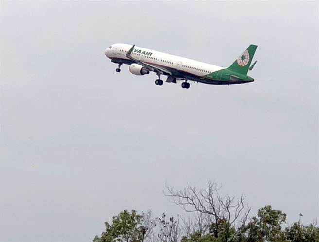 国内航线机票悄悄上涨，离岛乡亲质疑民航局和航空公司趁「疫」打劫。（李金生摄）