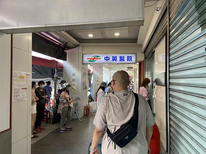 新北市议员何博文29日在议会总质询爆料指出，板桥中英医院出现免造册、未预约就能打疫苗的人潮。(议员何博文提供)