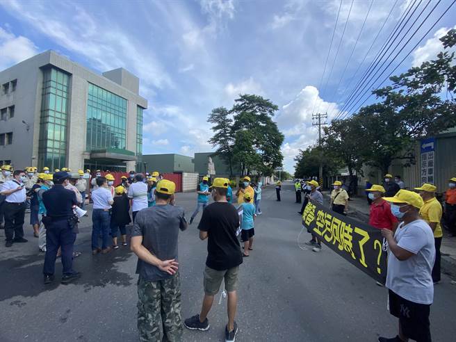 彰化伸港乡全兴工业区周边居民60多人集结在庆欣欣钢铁厂外，拉白布条抗议厂方工安意外频传，长期漠视空污、噪音问题扰民。（谢琼云摄）