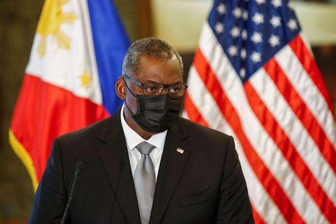 罗伦沙纳（Delfin Lorenzana）今天与来访的奥斯汀（Lloyd Austin）举行联合记者会。(图／路透社)