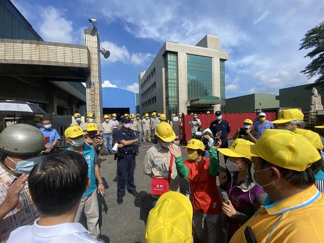 彰化伸港乡全兴工业区周边居民60多人集结在庆欣欣钢铁厂外，拉白布条抗议厂方工安意外频传，长期漠视空污、噪音问题扰民。（谢琼云摄）