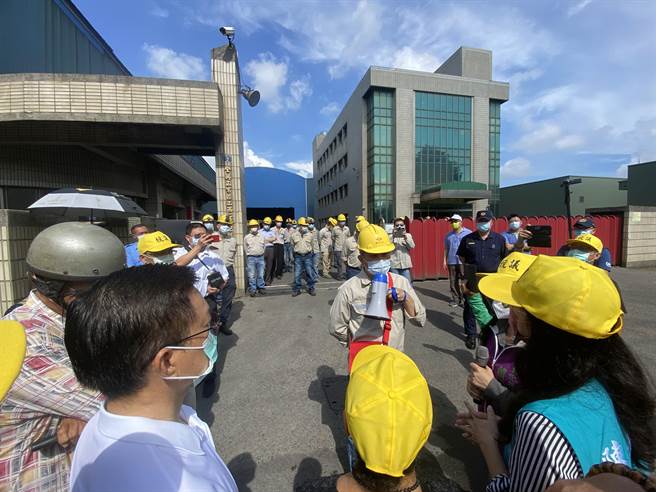 彰化伸港乡全兴工业区周边居民60多人集结在庆欣欣钢铁厂外，拉白布条抗议厂方工安意外频传，长期漠视空污、噪音问题扰民。（谢琼云摄）