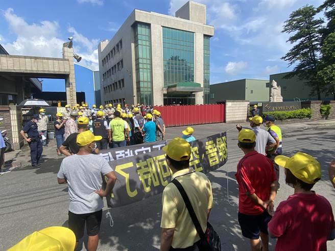 彰化伸港乡全兴工业区周边居民60多人集结在庆欣欣钢铁厂外，拉白布条抗议厂方工安意外频传，长期漠视空污、噪音问题扰民。（谢琼云摄）