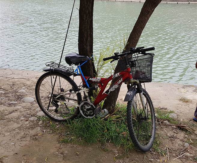 康桥水岸公园，30日上午发现一具浮尸，警方在现场发现死者的脚踏车及钓竿。（民眾提供/黄国峰台中传真）