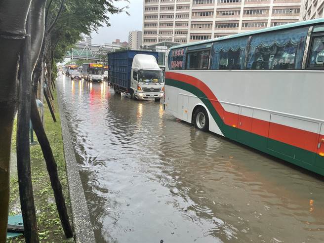 桃园市龟山区突然下起豪大雨，龟山区文明路与文德二路口、A8站机场捷运站前復兴一路与文化一路口因为雨水宣泄不及淹水。（警方提供）