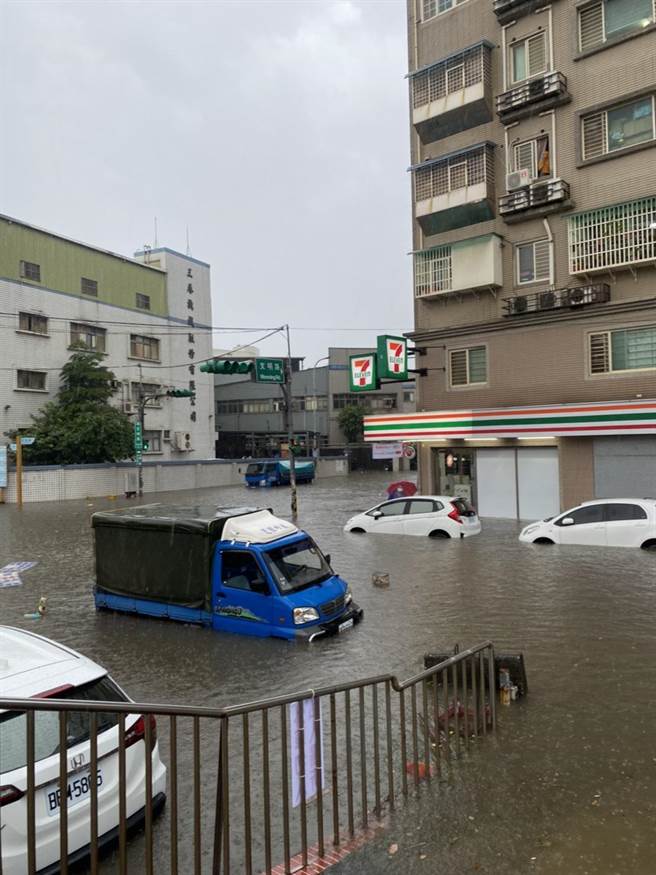 桃园市龟山区突然下起豪大雨，龟山区文明路与文德二路口、A8站机场捷运站前復兴一路与文化一路口因为雨水宣泄不及淹水。（警方提供）