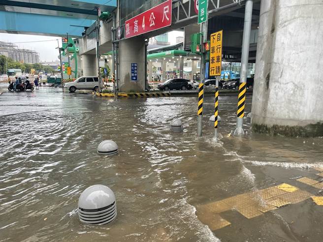 桃园市龟山区突然下起豪大雨，龟山区文明路与文德二路口、A8站机场捷运站前復兴一路与文化一路口因为雨水宣泄不及淹水。（警方提供）