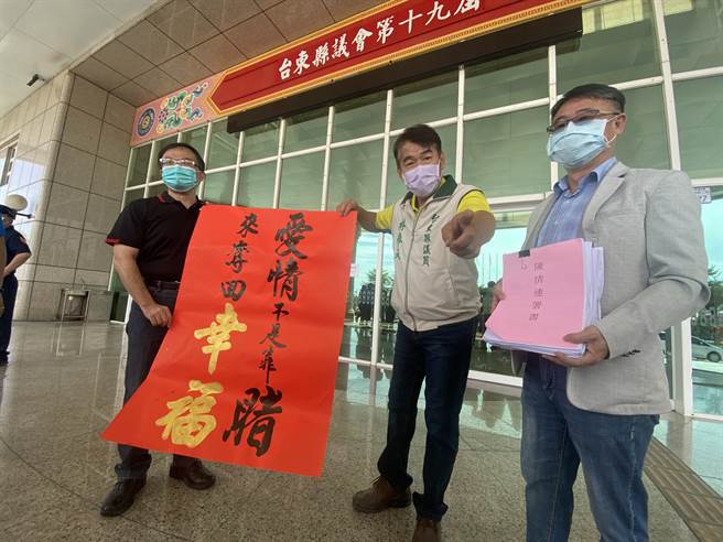 台东县长饶庆铃30日至台东县议会报告纾困振兴，因忘记配戴口罩遭到议员林参天（中）检举。(蔡旻妤摄)
