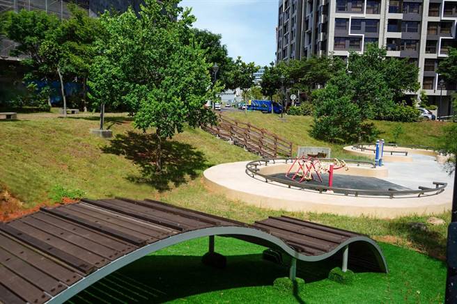 松柏公园原本栏杆过大，宠物容易跑出去，如今已改善，预计8月可启用（戴上容摄）