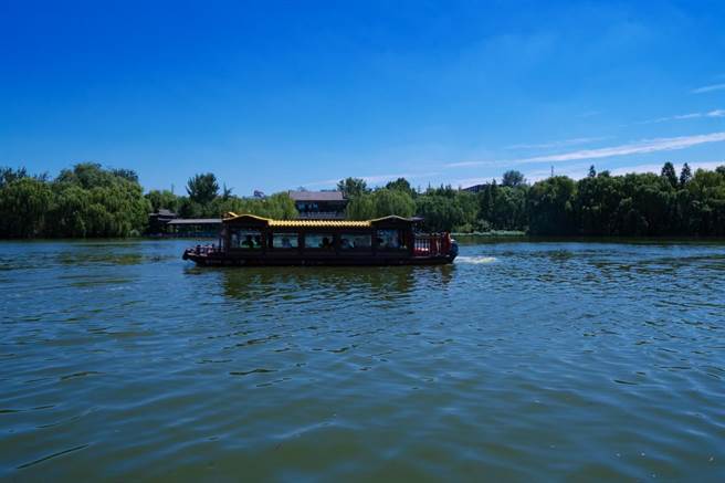 位于济南市区的大明湖风景秀丽，歷史文化底蕴深厚。（图朱明甫拍摄）