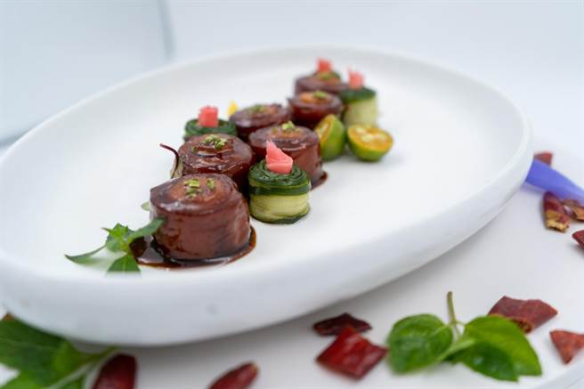 鲁菜“九转大肠”出于清朝光绪初年，此美肴制作方法精细如“九炼”般，品尝又如服“金丹”，因而得名。（图朱明甫摄）