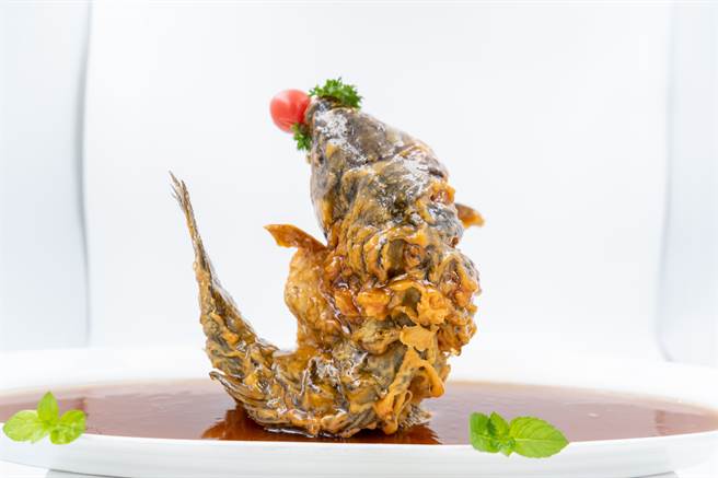 糖醋黄河鲤鱼是山东济南的传统名菜。头尾金黄，全身鳞亮，肉质肥嫩，是宴会上的佳品。（图朱明甫摄）