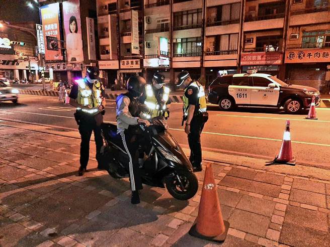 疫情警戒調降為2級的第1個周末，台南市警六分局特別規畫防制危險駕車及取締酒駕專案勤務。（警六分局提供／洪榮志台南傳真）