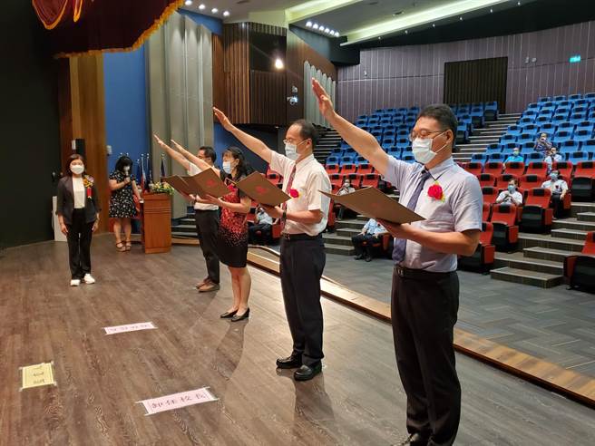 云林县４名初任校长宣誓，左起诚正国小王正信、草岭国小蔡鸣哲、成龙国小蔡芳柔、古坑国中校校长洪肇斌，县长张丽善监誓。（周丽兰摄）