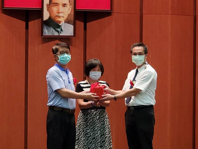 古坑国中小退休校长锺进森（左）最后一次交接印信。（周丽兰摄）