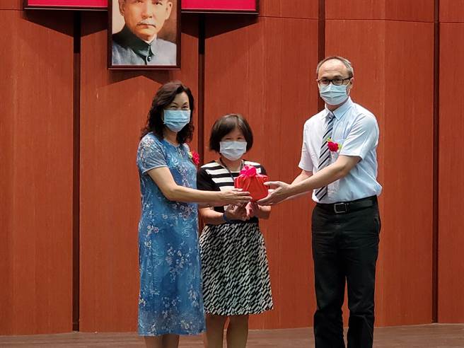 丰荣国小退休校长李玛莉（左）最后一次交接印信。（周丽兰摄）