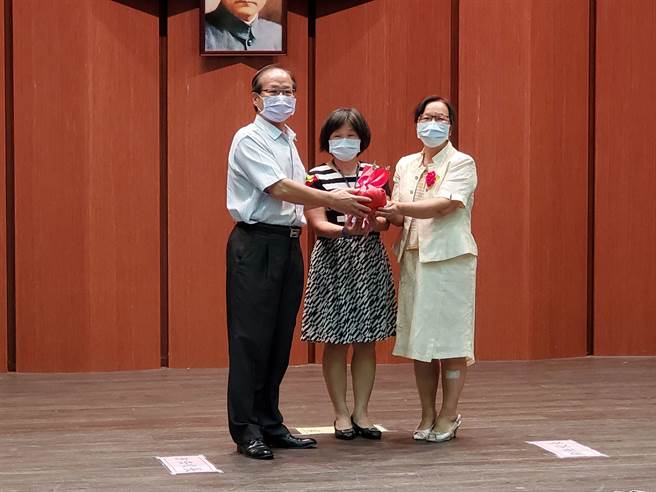 中正国小退休校长沈和芳（左）最后一次交接印信。（周丽兰摄）