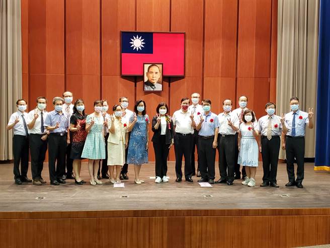 3名退休校长、4名初任校长、9名新任校长与县长张丽善大合照。（周丽兰摄）