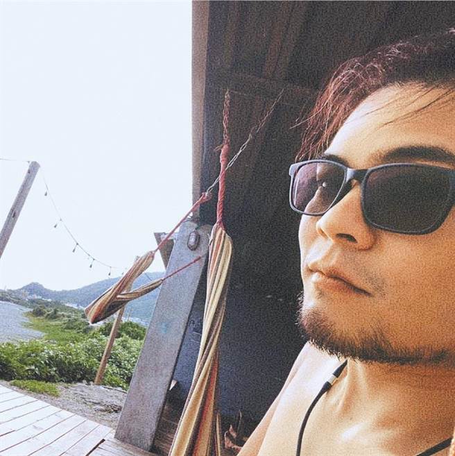 刘信和强调自己没有持枪跟碰毒品。（翻摄刘信和脸书）