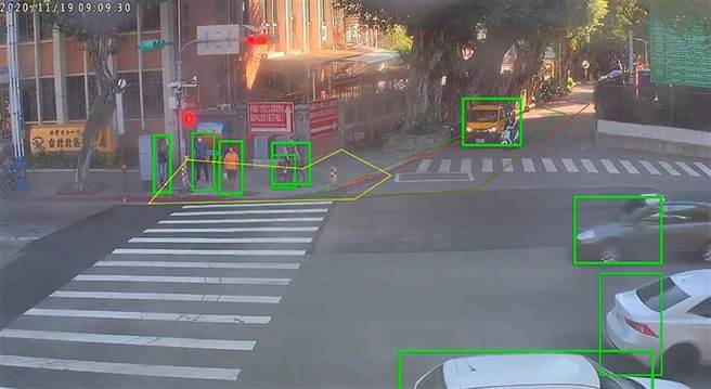 台北市交通局表示，北市智慧型號誌將在年底達73處。（北市府提供）