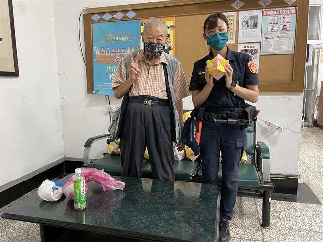 王鐵人（左），日前老家遭闖空門為感謝員警處理，送上36顆小紙球，祝福平安。（台中市警第二分局提供／張妍溱台中傳真）