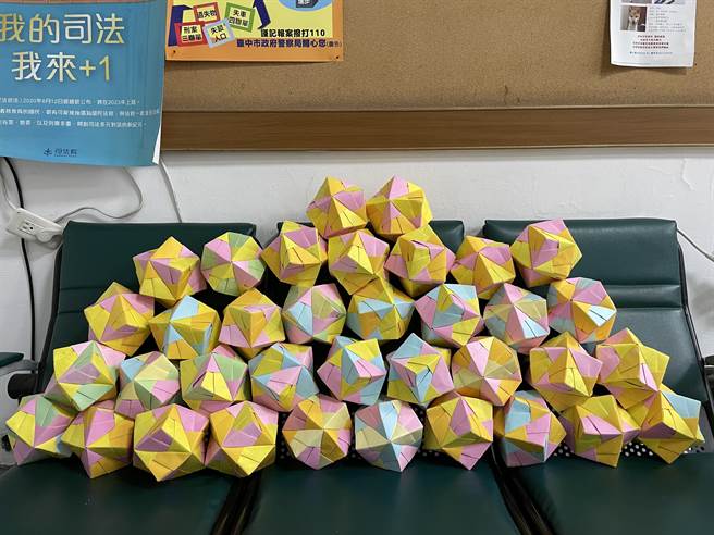 桌上放著滿桌的「祈福紙球」，祝福警方治安平順，防疫期間員警執行勤務、平安順利、驅邪避凶。（台中市警第二分局提供／張妍溱台中傳真）