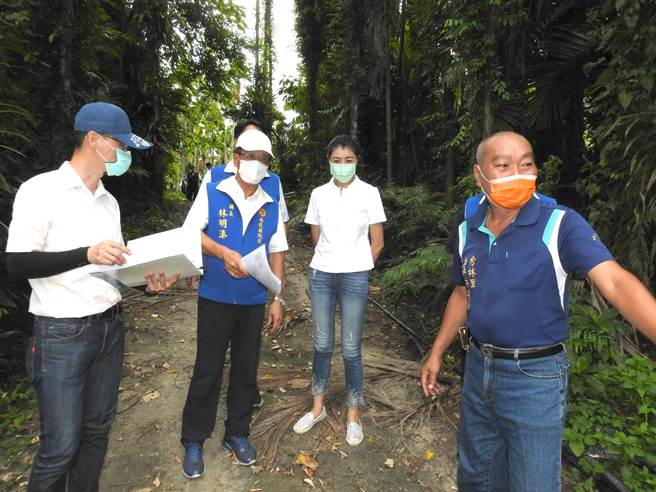 南投县长林明溱（左二）、立委许淑华（右二），会勘竹山镇基层建设。（南投县政府提供／廖志晃南投传真）