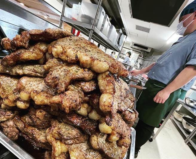 日本一间公司大方提供「牛排吃到饱」的员工餐，一份只要新台币43元，让不少网友相当羡慕。（图片翻摄自推特/@IRON_IKEDA）