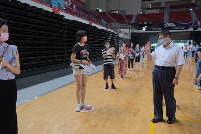 新竹縣長楊文科（右）視察疫苗接種作業。（新竹縣政府提供）