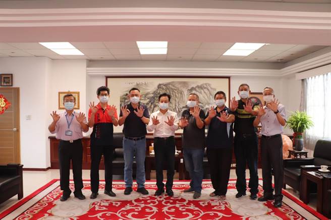 杨镇浯县长今天拜会县议长洪允典，寻求支持纾困振兴政策 ，府会达成县民普发纾困金5000元， 再发振兴券3000元的共识。（县府提供）