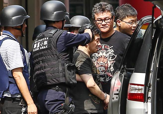 天道盟太陽會大哥劉邦誠，2017年4月與警方在中和興南觀光夜市巷弄互開50多槍，雙方對峙4個小時，最後劉在女友勸說下器械投降。（資料照，鄧博仁攝）