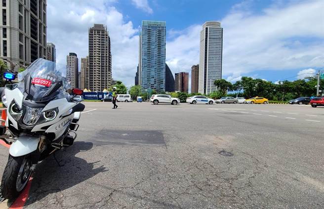 全国警戒降2级首周末，台中市警察局交通警察大队预期，市区道路将涌入大批人车，加派警力交管。（台中市警二分局提供／张妍溱台中传真）