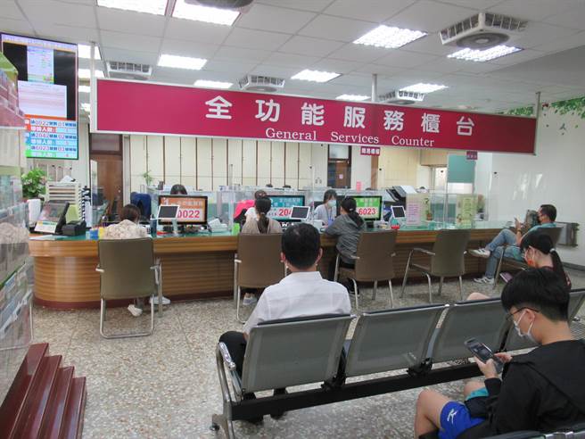 台中市府再擴大稅捐紓困範圍，增加印花稅緩繳措施，也讓業者安心防疫。（台中市府提供／盧金足台中傳真）