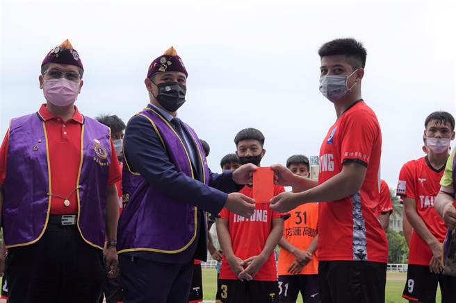 台东县足球联队获台东自强狮子会赞助加菜金及台东县体育会精美水壶。（蔡旻妤摄）