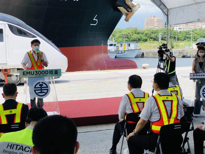 EMU3000列車，首批今上午從花蓮港8號碼頭卸船上岸，宜花東多位立委包括傅崐萁、劉櫂豪、陳歐珀、廖國棟都出席接車。（王志偉花蓮傳真）