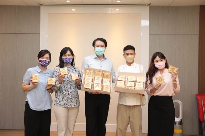 烘焙业者30日特别送给基隆市长林右昌（中）与观光及城市行销处长曾姿雯（左二）「＋0」生吐司，感谢基市府人员每天辛劳办理防疫工作。（基市府提供／张颖齐基隆传真）