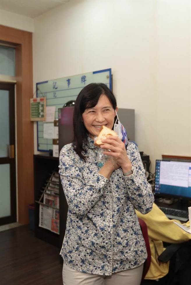 基隆市观光及城市行销处长曾姿雯30日表示，希望吃了一份基隆＋0的记忆吐司后，一直＋0。（基市府提供／张颖齐基隆传真）