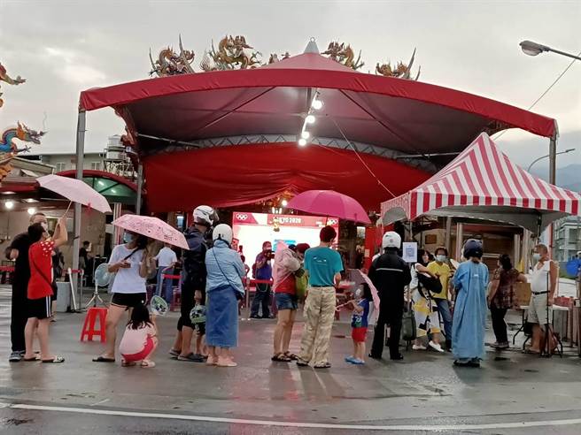 傍晚6点不到，已经有民眾排队等候进入广济宫的「集体观赛加油现场」，要帮林昀儒一起加油。（胡健森摄）