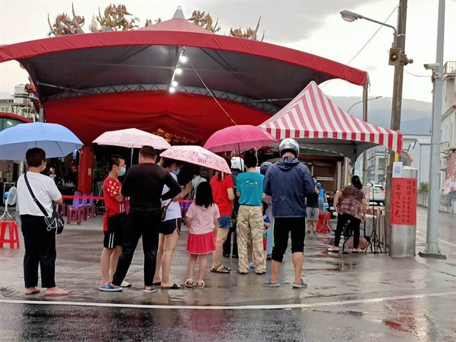  傍晚6点不到，已经有民眾排队等候进入广济宫的「集体观赛加油现场」，要帮林昀儒一起加油。（胡健森摄）