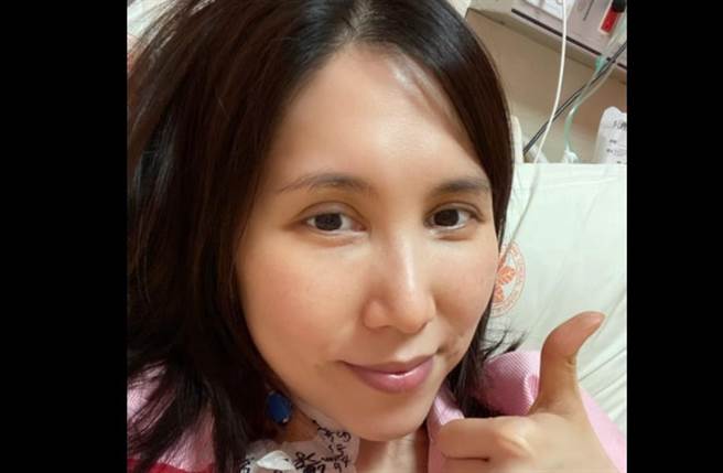 余苑綺癌復發住院開刀第4天，PO出病床照向粉絲報平安，透露身上還插著4根管子。(取自余苑綺臉書)