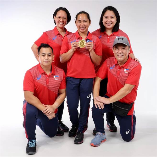 東京奧運55公斤級金牌得主菲律賓迪亞茲（中）的訓練團隊，她的教練是中國籍的高凱文（右前）。（圖／推特
@gmasportsph）
